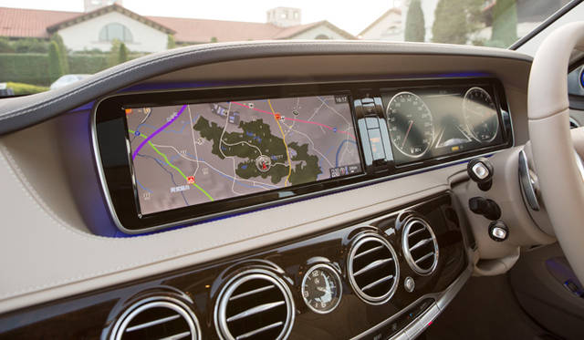 メーターナセルに備わる、12.3インチの大型ワイド液晶画面を2面横並びに繋げた斬新なパネルデザイン