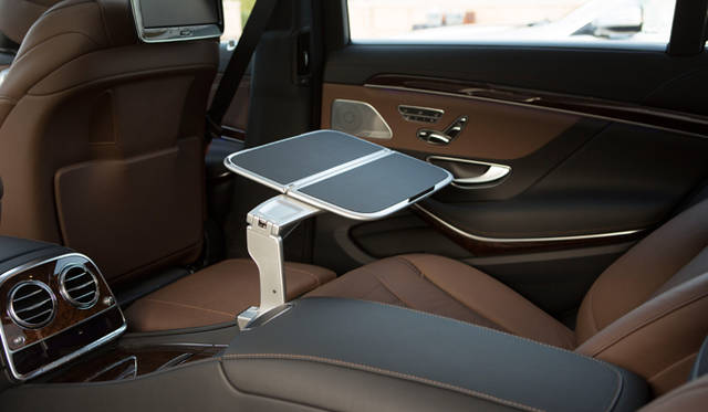 センターコンソールを備えた左右独立のシートと、格納式テーブルが組み合わされたファーストクラスパッケージ仕様車