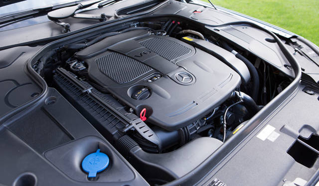 エントリーモデルにしてハイブリッドという、最高出力225kW（306ps）3.5リッターV6直噴エンジンに最高出力20kW（27ps）の第2世代ハイブリッドシステムを組みあわせた「S 400 ハイブリッド」