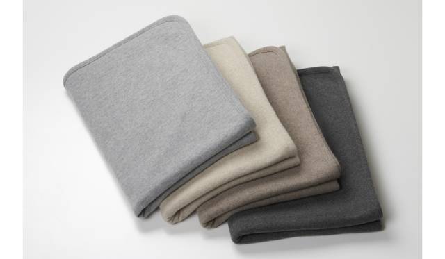 <strong>JIL SANDER｜阪急梅田店にて40周年記念アイテムを限定発売</strong>　「ジル・サンダー アニバーサリーエディション」限定ブランケット　各6万900円