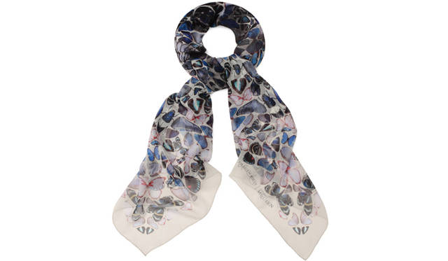 <strong>ALEXANDER McQUEEN｜アーティスト、ダミアン・ハーストとのコラボスカーフを限定発売中</strong>　Damien Hirst & Alexander McQueen Scarf Collection. Photography by Sølve Sundsbø courtesy of Alexander McQueen