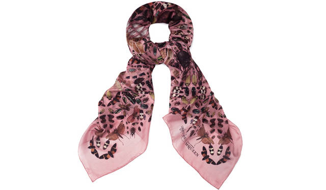 <strong>ALEXANDER McQUEEN｜アーティスト、ダミアン・ハーストとのコラボスカーフを限定発売中</strong>　Damien Hirst & Alexander McQueen Scarf Collection. Photography by Sølve Sundsbø courtesy of Alexander McQueen