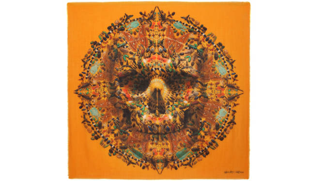 <strong>ALEXANDER McQUEEN｜アーティスト、ダミアン・ハーストとのコラボスカーフを限定発売中</strong>　Damien Hirst & Alexander McQueen Scarf Collection. Photography by Sølve Sundsbø courtesy of Alexander McQueen