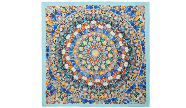 <strong>ALEXANDER McQUEEN｜アーティスト、ダミアン・ハーストとのコラボスカーフを限定発売中</strong>　Damien Hirst & Alexander McQueen Scarf Collection. Photography by Sølve Sundsbø courtesy of Alexander McQueen