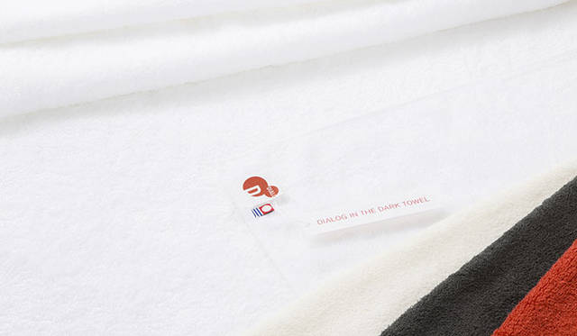 <strong>Tanaka Industries Inc｜田中産業</strong>　「ダイアログ・イン・ザ・ダーク・タオル」第2弾コレクション　ダイアログ・イン・ザ・ダークのアテンド（視覚障碍者）が、タオル・テイスティング（モニターテスト）を実施し、誕生