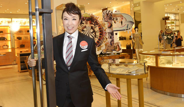 2013年11月11日（月）AM11:00、バーニーズ　ニューヨーク銀座店の開店と同時に、松任谷由実さんがドアマンとして登場