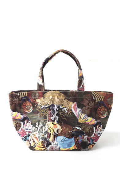 <strong>POP CLASSICO × ANREALAGE × BARNEYS NEW YORK｜<br />ポップクラシコ×アンリアレイジ×バーニーズ　ニューヨーク</strong><br />トートバッグ（ヨコ型） 3万1500円