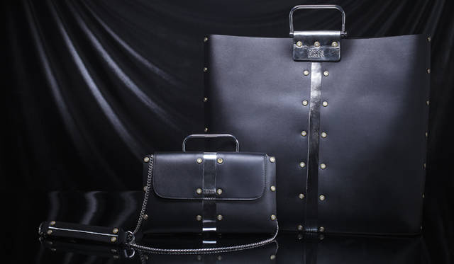 <strong>DIESEL｜ディーゼル</strong>　新アクセサリーコレクション「ROCKING THE WORLD OF ACCESSORIES」<br /><br />「Sexy Bullet」コレクション　左から バッグ[W26×H17×D2.5cm] 4万8300円、バッグ[W42×H39.5×D12.5cm] 6万9300円