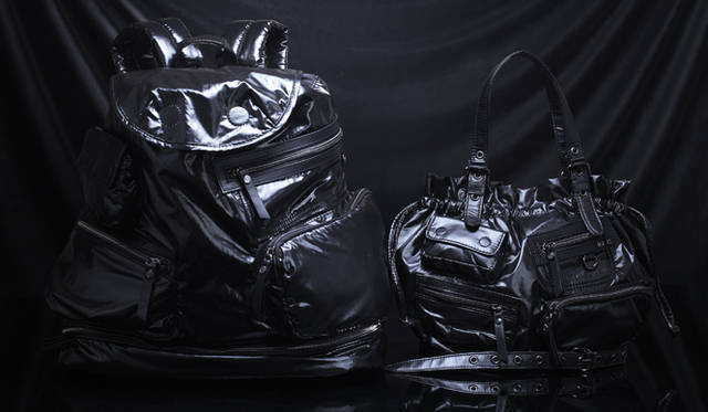 <strong>DIESEL｜ディーゼル</strong>　新アクセサリーコレクション「ROCKING THE WORLD OF ACCESSORIES」<br /><br />「Pop It Up」コレクション　左から バックパック[W35×H39×D19cm] 2万9400円、バッグ[W24×H22×D11cm] 1万8690円