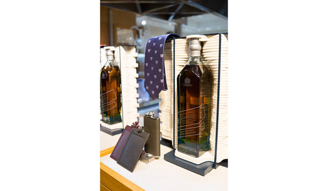 ダンヒルがブルーレーベルのボトルをデザイン。「ジョニーウォーカー ブルーラベル by アルフレッド・ダンヒル」が発売されるのを記念して、11月某日、メディアレセプションが開かれた