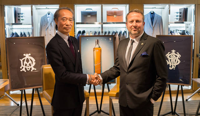 当日は「英国を象徴する二大ブランドの過去と未来、その類まれなクラフトマンシップ」と題した対談セッションも開催。壇上に登場したのは、ジョニーウォーカー グローバルブランドアンバサダーのトム・ジョーンズ氏（右）と、ファッションディレクターの大住憲生氏