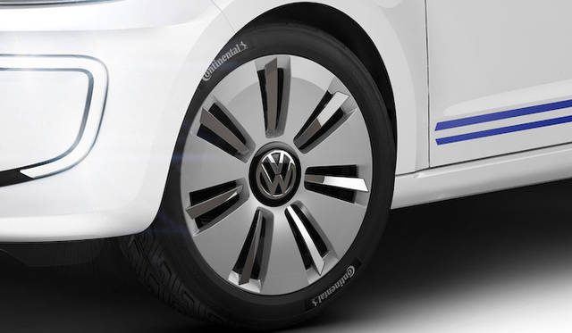 165/65R15という細い低転がり抵抗タイヤを採用している