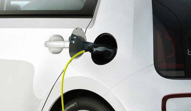 プラグインハイブリッドの充電は左後方部から