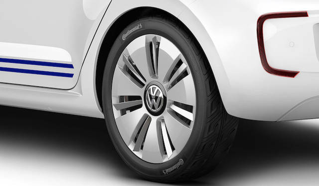 165/65R15という細い低転がり抵抗タイヤを採用している