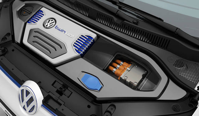 最高出力35kWを発揮する0.8リッター2気筒TDIエンジンに、おなじく最高出力35kWを発生する電気モーターを組みあわせたプラグイン ハイブリッド システム