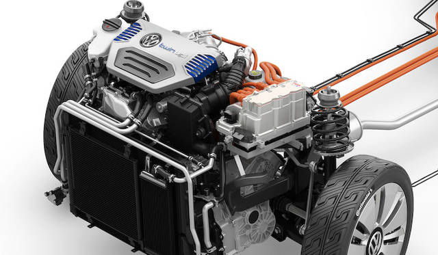最高出力35kWを発揮する0.8リッター2気筒TDIエンジンに、おなじく最高出力35kWを発生する電気モーターを組みあわせたプラグイン ハイブリッド システム