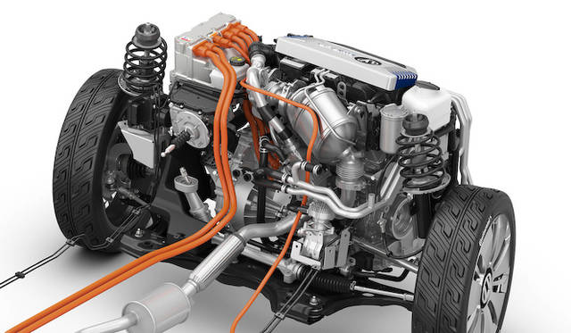 最高出力35kWを発揮する0.8リッター2気筒TDIエンジンに、おなじく最高出力35kWを発生する電気モーターを組みあわせたプラグイン ハイブリッド システム