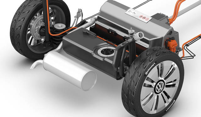 容量8.6kWhのリチウムイオンバッテリーと車内電装向けの12Vバッテリー、さらに容量33リットルの燃料タンクを合わせた「フューエル ストレージ システム」