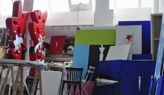 <strong>黒田アキ『宇宙庭園＝コスモガーデン』＋小篠弘子</strong>　黒田アキのアトリエにて　©KHギャラリー銀座