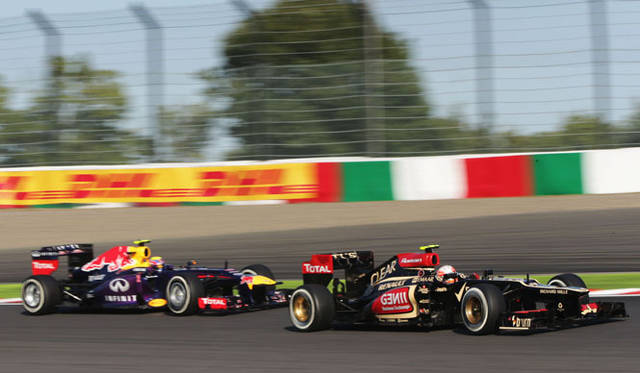 先頭を走るロマン・グローシャン（ロータス）を追う、王者セバスチャン・ベッテル（レッドブル）