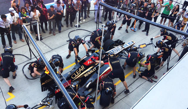 パドッククラブのバルコニーからは、緊迫のピット作業も丸見え