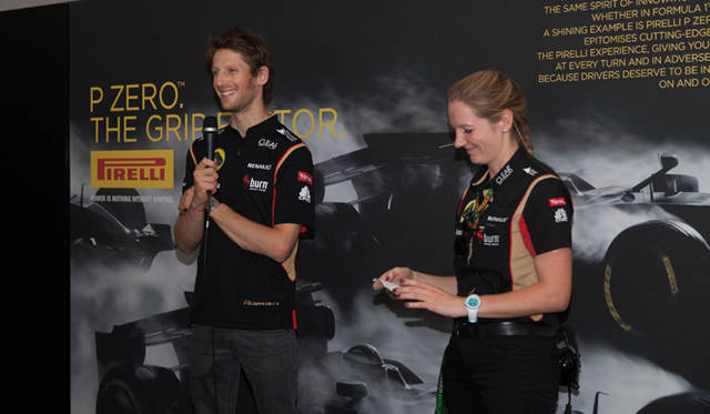 レース直前にもかかわらず、ラウンジにはロータスのドライバー、ロマン・グロージャン氏がサプライズゲストとして登場