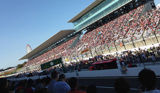 パドッククラブから、ホームストレートを眺める