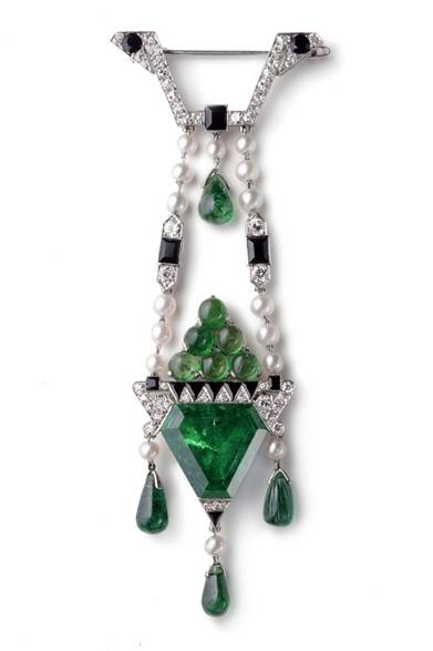 <strong>Cartier｜パリにて『カルティエ、スタイルと歴史』展が開催</strong><br /><br />エメラルドとダイヤモンドのブローチ（1913）<br /><br /> この大胆なブローチは、バレエ リュスにインスパイアされたもので、アール・デコ様式の先例を確立したといわれるカルティエのらしい作品。簡素化された形状と色彩が融合する近代的な美を特徴とする。また、前衛性を匠の技や軽やかさと両立させるパリジャンスタイルの見事な一例でもある。 <br /><br />Nick Welsh, Cartier Collection © Cartier