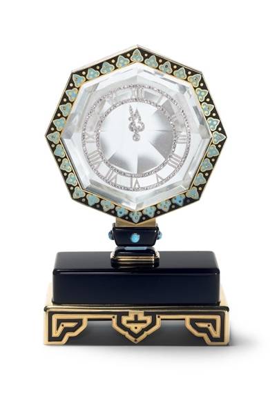 <strong>Cartier｜パリにて『カルティエ、スタイルと歴史』展が開催</strong><br /><br />シングル アクセル型ミステリークロック（1921）<br /><br />時間は立ち止まらない、とよく言われるが、カルティエのミステリークロックはまさにその「時間を止めること」を実現しているかのような錯覚をおぼえさせる時計である。ルイ・カルティエとモーリス・クーエのコラボレーションによって、カルティエのミステリークロックは1912年に誕生した。<br /><br />N.Herrmann, Collection Cartier © Cartier