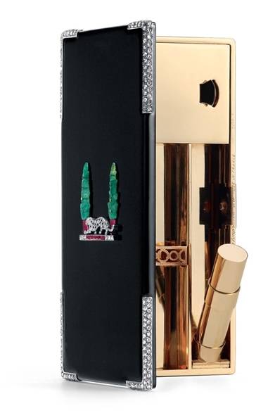 <strong>Cartier｜パリにて『カルティエ、スタイルと歴史』展が開催</strong><br /><br /> パンテールのヴァニティケース（1928） <br /><br />1920年代になるとジャンヌ・トゥーサンが、カルティエのデザイナーたちの協力を得て、パリ本店で小型革製品その他の製品部門の統括責任者として様々な品を手掛けるようになった。その頃に繊細な数々のヴァニティケースが製作された。1933年にはジャンヌがハイジュエリー部門のディレクターに就任し、非の打ちどころのないテイストと大胆さで、カルティエスタイルに多大な影響を与えた。パンテール（豹）のテーマを導入したのもジャンヌであり、このモチーフは、いくつかの品で採用された後にカルティエのエンブレムとなり、ウィンザー公爵夫人の特別なお気に入りとなった。 <br /><br />© Cartier