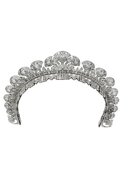 <strong>Cartier｜パリにて『カルティエ、スタイルと歴史』展が開催</strong><br /><br />ティアラ（1934）<br /><br />ジュエリーの世界にプラチナという新たな材料を導入することにより、ルイ・カルティエは、技術とスタイルの両面で真の革命をもたらした。ダイヤモンドをプラチナに初めてセットしたジュエラーがカルティエであり、その最も顕著な例がティアラである。1900年代に生まれたこの技法は、素晴らしく巧みな技を織り込むことを可能とし、かつてなかった軽やかな印象を伝える繊細な美しさを持つ品々を生み出した。この技法は瞬く間に欧州さらに世界各地の王族たちの心をとらえた。<br /><br />N.Welsh, Cartier Collection © Cartier