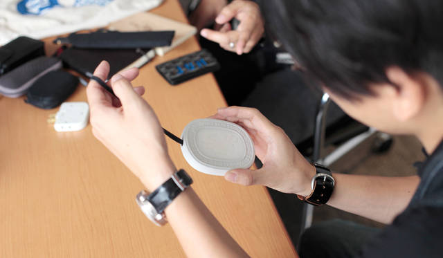 ゲストの谷川氏が旅に持参するルームフレグランスを確認する丸若氏。仏「diptyque（ディプティック）」のもので、バラとカシスの葉が混ざった「BAIES（ベ）」と呼ばれる香りだ