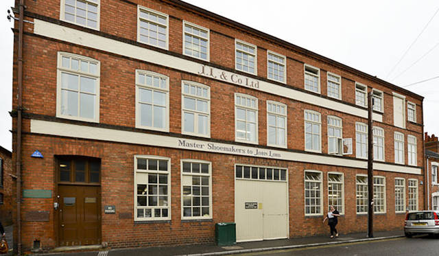 <strong>JOHN LOBB｜ジョンロブ</strong>　ジョンロブのファクトリー前にて、クリエイティブディレクターのアンドレス・ヘルナンデス氏