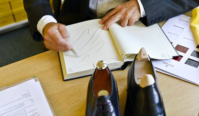 <strong>JOHN LOBB｜ジョンロブ</strong>　左／「2009年イヤーモデル」