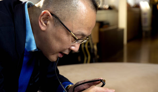 「デザインだけでなく機能と品質もしっかり追求する。それが大人の眼鏡選びってやつでしょう」と、自身の眼鏡にたいする考え方を語る山田五郎氏