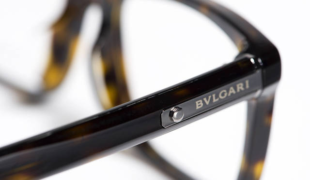 「OCTO（オクト）」シリーズは、昨年発表された同名のウォッチコレクションからインスパイアされたもの。ラウンドでもスクエアでもない、八角形のケースデザインをモチーフに、アセテート製テンプルの外側を台形に面取り。ヒンジ付近に配された艶やかなメタルプレートには、BVLGARIロゴの刻印と八角形のボルトがあしらわれている