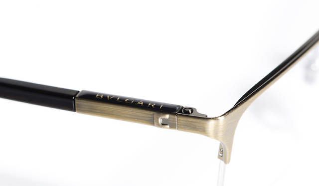 ローマの敷石の形状を意匠化した「PARENTESI（パレンテシ）」コレクション。ブルガリの数あるコレクションのなかでも、もっとも有名なデザインのひとつだ。アイウェアでは、ヒンジのそばに“コ”の字型のレリーフとして「パレンテシ」を表現。その控えめな存在感と、テンプル上部に配されたBVLGARIロゴの洗練された佇まいが秀逸だ