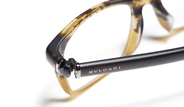 テンプルのヒンジ部分にメタルパーツを配し、エナメルのセンターパーツを挟み込むという手の込んだ仕組みは、折りたたむという何気ない動作にも、これまでにないフレッシュな悦びをもたらす