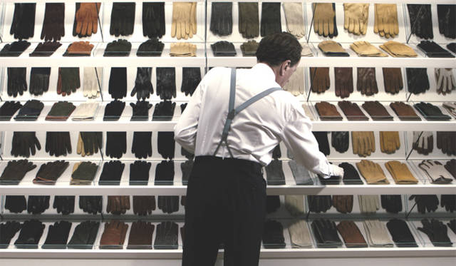 気難しく近寄りがたい雰囲気を醸し出すオールドマンは、冒頭から一切、心を開かない　© 2012 Paco Cinematografica srl.