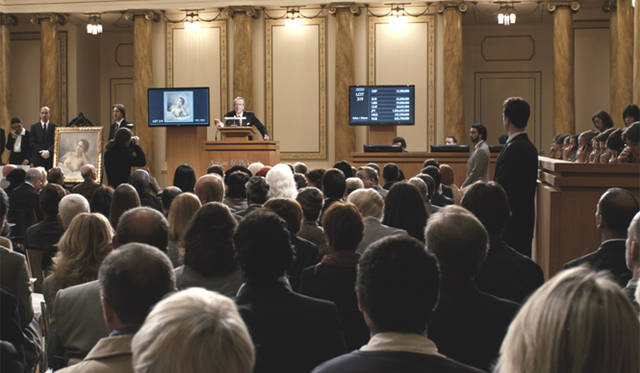 億単位の金額を動かす入札者たちを前に、絵画や彫刻など歴史的名作の価値を、秒刻みで決定していく。そんな美術オークションが本作の舞台だ　© 2012 Paco Cinematografica srl.