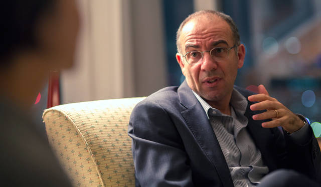 「美術オークションの世界を描くことに決めたきっかけは、オークショニアという職業に大きな魅力を感じたこと。なにしろ、その采配ひとつで美術品の価値が決まり、作品がだれの手に渡るかが決まってしまうのですから」