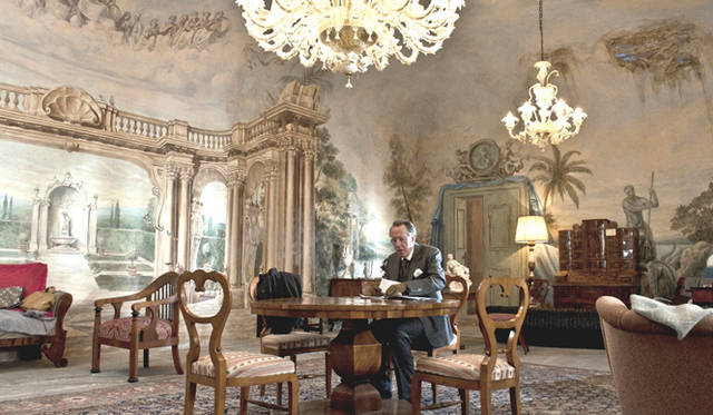 ある日、オールドマンは、自宅にある家具や絵画を売りたいと言う1人の若い女から電話を受ける。その女性こそが、映画タイトルを飾る“顔のない依頼人”クレアだ　© 2012 Paco Cinematografica srl.