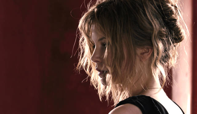 主人公の運命を司る存在ながら、長く劇中に姿を現さないという型破りなヒロイン。トルナトーレ監督が耳にしたという、“広場恐怖症”の女性がモデルになっている　© 2012 Paco Cinematografica srl.