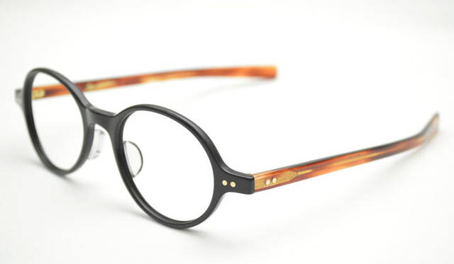 <strong>Continuer｜コンティニュエ</strong>　モデル「LIBRARY」3万6750円　「NR」