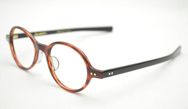 <strong>Continuer｜コンティニュエ</strong>　モデル「LIBRARY」3万6750円　「RN」