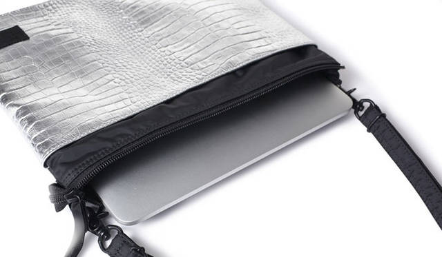 <strong>HEAD PORTER｜ヘッド・ポーター</strong>　「BLACK BEAUTY×GLITTER -Winter Collection-」　「iPad SHOULDER BAG」（HP-4144）1万5225円