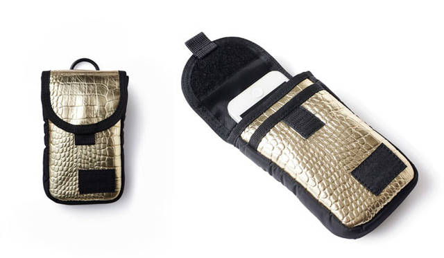 <strong>HEAD PORTER｜ヘッド・ポーター</strong>　「BLACK BEAUTY×GLITTER -Winter Collection-」　アップデートモデルのケースはiPhone対応でさらに使いやすく。正面ポケットにはイヤホンなどのアクセサリーも収納できる。内装のクッション材で外部の衝撃からもサポート。「iPhone CASE」（HP-4146）8925円