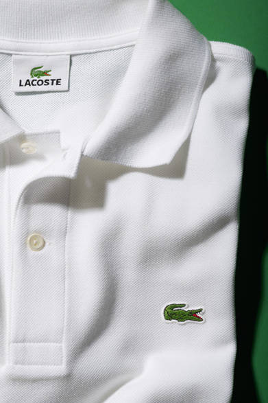 <strong>LACOSTE｜ラコステ　この冬もポロシャツを選ぶなら、やっぱりラコステ</strong><br /><br />洗濯しても固くなりにくいソフトな着心地、何度洗っても型崩れしにくい襟や前立てなど、随所にこだわりがみられる永遠の定番「L.12.12」は、じつは日本で作られている