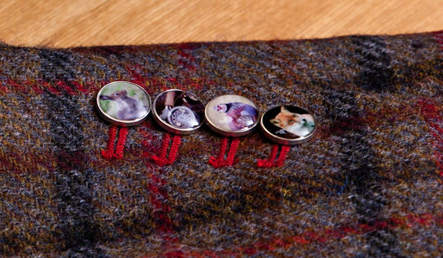 ボタンには実際にニック・ホーランド氏がハンティングした動物の写真などを転写