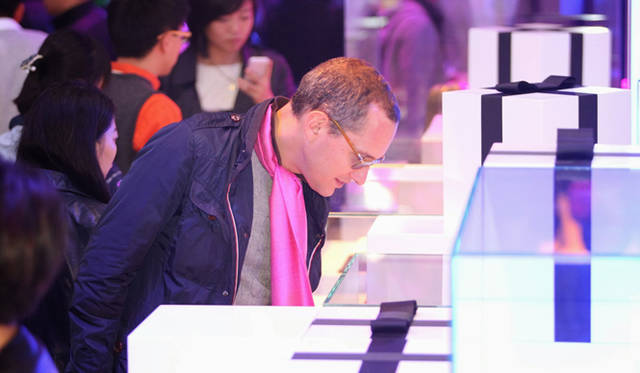 <strong>LACOSTE｜ラコステ</strong>　ラコステ創立80周年パーティ in 北京<br /><br />ラコステのアイコンであるワニをモチーフに、特別に制作されたエクスクルーシブな作品に集まったゲストたちも興味津々